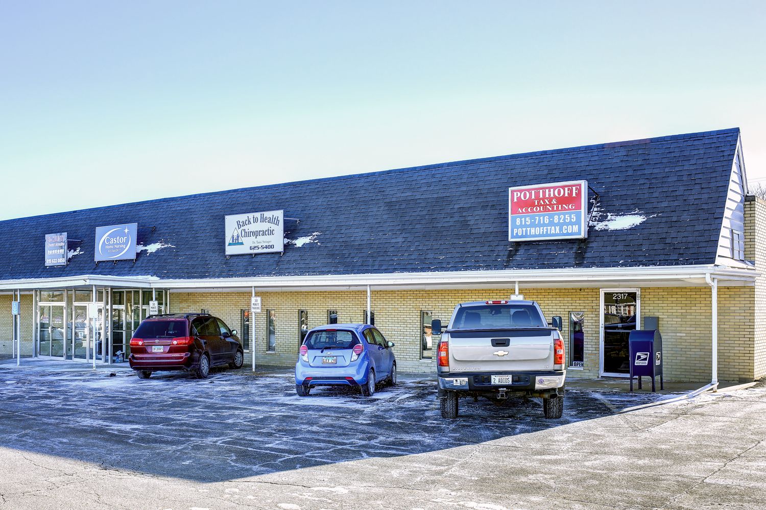 Lee Wayne Plaza: 2317 E Lincolnway, Sterling, IL 61081